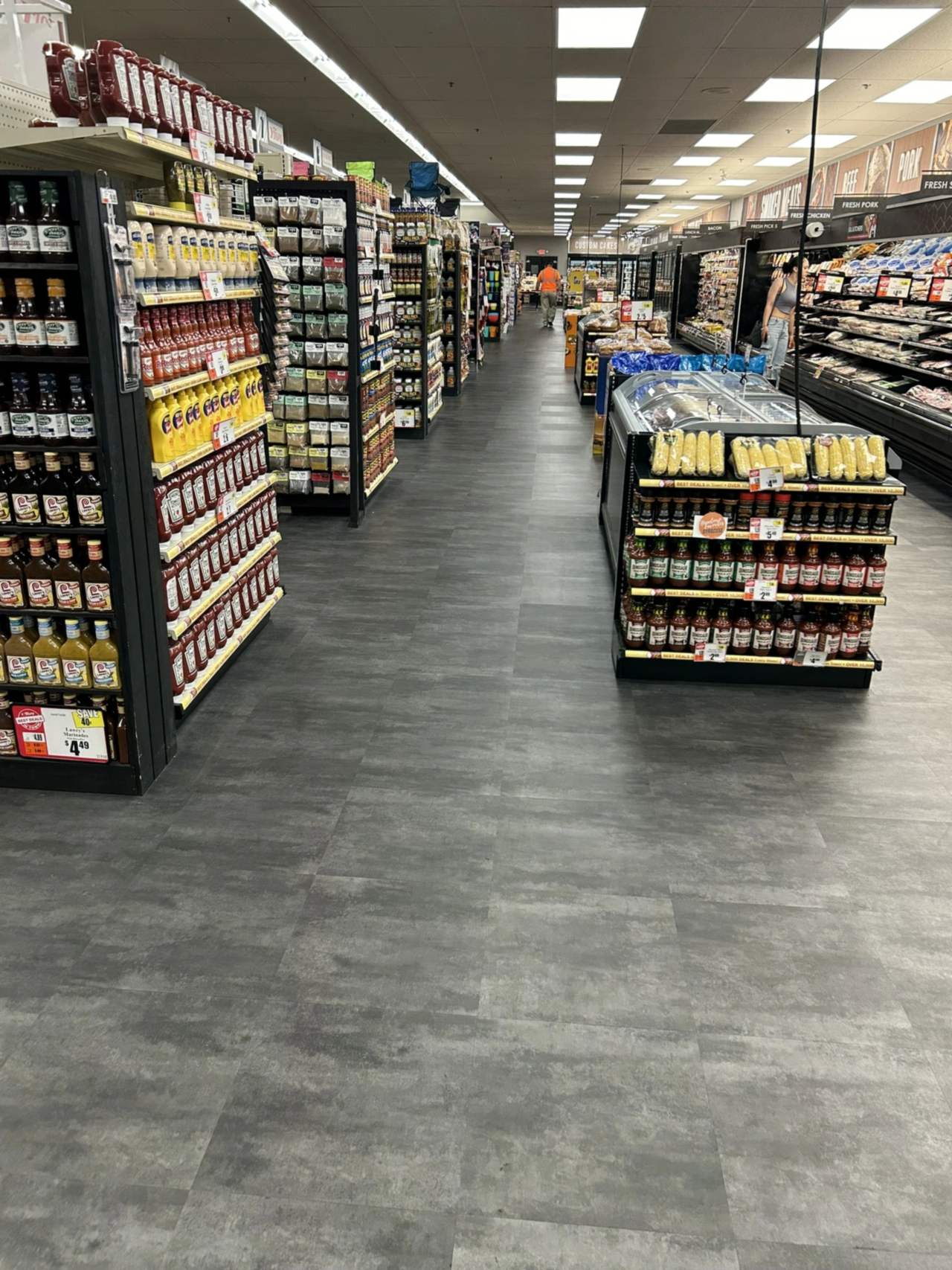 Nature View™ Style Rustique 18" x 18" Retail aisles